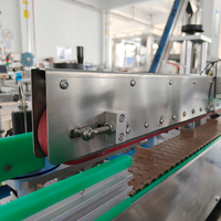 Machine d'étiquetage automatique des coins de cartons pour boîtes cosmétiques avec étiquettes autocollantes inviolables