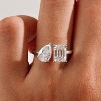 Bague personnalisée en argent sterling 925 pour femme, avec deux pierres de moissanite taille émeraude en forme de poire, vente en gros, bijoux fins pour fiançailles et mariage, directement de l'usine