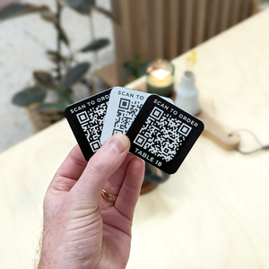 Plaques QR personnalisées 3mm noir blanc découpées au laser pour votre café ou table de bar, numéro de table et code QR pour un menu ou un lien de commande - Product Image 1