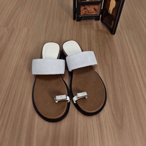 Sandales d'été tendance pour femmes, à bout ouvert, talon plat, en faux daim, semelle en caoutchouc, avec boucle décorative - Product Image 4