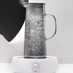 Carafe à eau froide en verre à rayures verticales avec couvercle 1,5 L pour thé, jus de fruits, utilisation en fête - Product Image 4