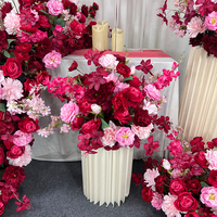 Künstliche rote und rosa Rosen, perfekt für Hochzeits-Hintergrunddekorationen und Tischdekorationen.