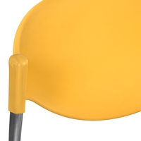 Chaise de conférence jaune avec assise en plastique moulé, dossier incurvé et base en acier, idéale pour les salles de réunion et les salles de classe
