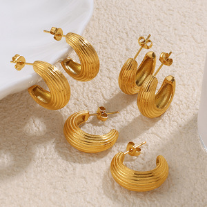 Boucles d'oreilles créoles en forme de C plaquées or en acier inoxydable, bijoux tendance, collection été 2025 - Product Image 2