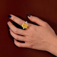 Bague de fiançailles et de mariage personnalisée avec trois pierres, diamant jaune fantaisie radiant créé en laboratoire et pierres latérales triangulaires