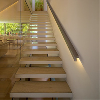 Escalier intérieur flottant avec marches en bois massif et support métallique pour maisons contemporaines