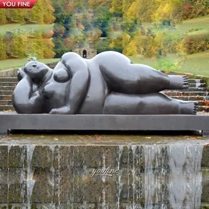 Sculpture YOUFINE en bronze style Botero, femme corpulente allongée, patine foncée antique, statue féminine voluptueuse pour cour de bâtiment - Product Image 2