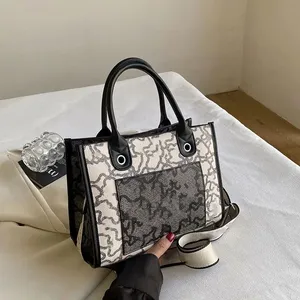 <span class=keywords><strong>Bolsos</strong></span> <span class=keywords><strong>de</strong></span> Moda, Nuevo Estilo, Diseño Personalizado, Bolso <span class=keywords><strong>de</strong></span> Mujer, Bolso Tote con Letras Bordadas en PU - Product Image 1