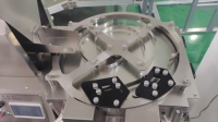 Petite machine de comptage de laboratoire de bureau à 4 trous Capsules dures et molles semi-automatiques embouteillant des bonbons pour les petits espaces