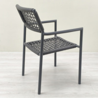 Chaise d'extérieur empilable moderne noire en aluminium à accoudoirs en corde, idéale pour la restauration, les cours et les villas – Vente en gros à prix abordable