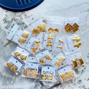 Orecchini di Tendenza in Acciaio Inossidabile Placcato Oro, Eleganti e Lussuosi, a Forma di Fiore Geometrico, Non Sbiadiscono, Vendita all'Ingrosso - Product Image 3