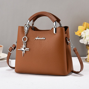 Bolso de Mano Blanco para Mujer con Asa Marrón y Colgante Metálico, Bolso Bandolera para Viajes Diarios - Product Image 2