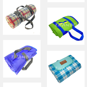 Manta de Picnic Impermeable de Forro Polar 100% Poliéster con Diseño Geométrico a Rayas, en Bolsa con Asa, para las Cuatro Estaciones - Product Image 2