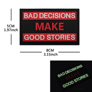 Toppa in tessuto ricamata rettangolare in tela ecologica con testo in inglese: Bad Decisions Make Good Stories - Product Image 3