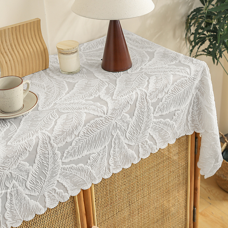 White leafy yarn tablecloth