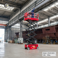 Plateforme élévatrice à ciseaux autopropulsée avec large plateforme extensible, porte verrouillable et échelle latérale pour travaux de maintenance des halls à bagages