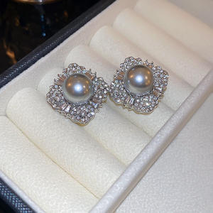 Gümüş iğne kakma elmas kelebek inci çift taraflı high-end zarif şık işık lüks toptan saplama küpe kadınlar için - Product Image 5