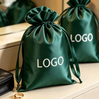 Sac à poussière en satin lisse de luxe de haute qualité avec cordon de serrage personnalisé et logo imprimé, pochette à bijoux pour le rangement des sacs à main et l'emballage cadeau