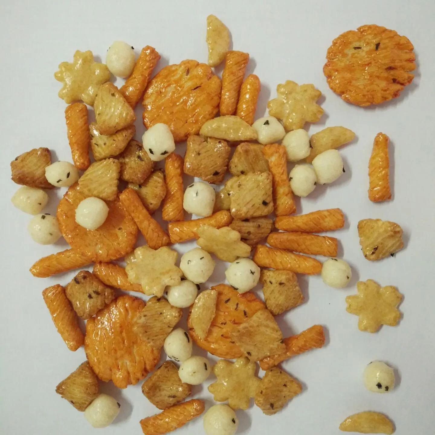Köstliche fettarme beliebte verschiedene Formen knusprige bunte geröstete Reis cracker