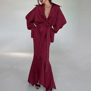 ชุดเซ็ตสองชิ้นสไตล์เสื้อเชิ้ต OEM สำหรับผู้หญิง ลายทาง คอวี ผูกเอว กระโปรงยาวทรงเข้ารูป - Product Image 1