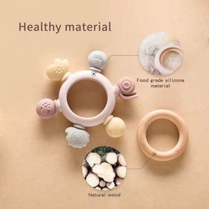 Nouveau style 2024 : Anneau de dentition personnalisé en bois et silicone sans BPA pour bébé - Product Image 3