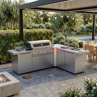 Centre de barbecue extérieur de luxe avec grill intégré, comptoir en L et évier pour une cuisine de luxe dans la cour