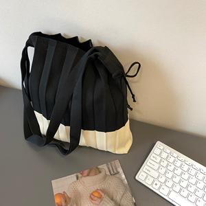 2026年畅销新款韩国百褶拼色单肩手提包撞色针织抽绳大容量 - Product Image 2