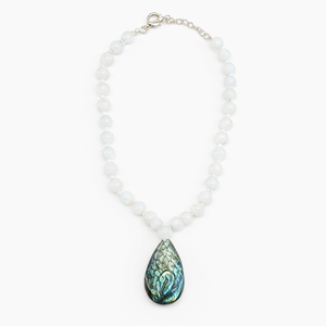Collier Mala en perles de pierre de lune blanche avec pendentif paon en labradorite - Adoptez la beauté radieuse de la nature - Product Image 2