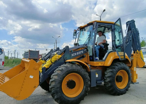 Mini-chargeur 4x4 de marque réputée XC8-S0750, capacité de charge de 0,7 tonne, avec godet de 0,36 m³ - Product Image 6