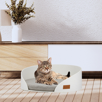 Lit pour chat semi-fermé blanc avec coussin gris, côtés surélevés et ouverture frontale, maison de sommeil confortable pour chats d'intérieur, usage domestique