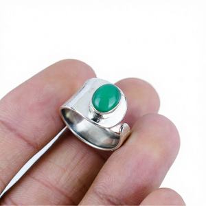 Anillo de Plata con Gema de Iolita Natural |   Anillo minimalista de banda ancha con engaste de bisel hecho a mano |   Regalo Unisex de Alto Brillo - Product Image 2