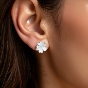 E4811 Orecchini a Perno con Fiore in Oro Bianco, Gioielli Classici Unisex alla Moda - Product Image 2