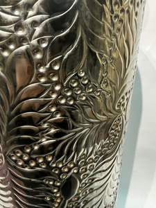 Jarrón decorativo de suelo de hierro repujado con acabado plateado antiguo, este elegante jarrón decorativo de suelo, precio al por mayor. - Product Image 2