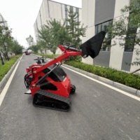 Chargeuse compacte sur chenilles Euro 5 avec compacteur à plaques et tarière pour l'agriculture et l'entretien routier