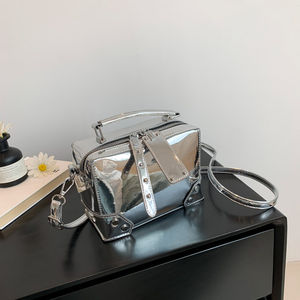 Sac à main en cuir PU tendance. Décoré. La doublure est en polyester. Conçu par un designer de luxe.3076 - Product Image 3