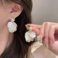 Orecchini a Perno da Donna alla Moda in Lega di Zinco Placcata Oro con Perle Finte e Design Floreale Stile Bohémien Gioielli Carini all'Ingrosso
