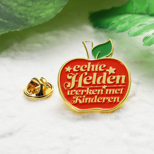 Nhà Máy Tùy Chỉnh Ve Áo Pins Logo Men Phim Hoạt Hình Phim Hoạt Hình Apple Vàng Mạ Pin Huy Hiệu Bán Buôn Thư Kim Loại Kẽm Hợp Kim Pin Cho Mũ - Product Image 3