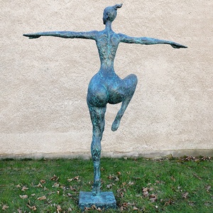 Statua Decorativa Creativa in Bronzo Fuso, Figura Femminile Nuda Sospesa nell'Aria con Capelli che la Sostengono, per Esterni - Product Image 3