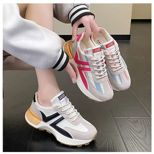 Baskets plateforme épaisses pour femme, style jogger rétro années 70, avec empiècements décoratifs à double bande latérale en <span class=keywords><strong>V</strong></span> de couleur assortie - Product Image 1