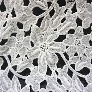 Personnalisez des tissus en dentelle guipure 100% polyester écologiques avec broderie pour robes et confection de vêtements - Product Image 1