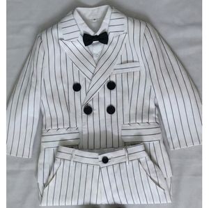 Ensemble de costume rayé élégant pour bébé garçon avec blazer croisé, veste à fines rayures blanches et noires, pantalon et ceinture assortis - Product Image 2