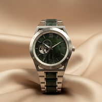 Montre mécanique automatique pour homme 2026 en acier argenté avec incrustation de pierre verte, cadran squelette, chiffres romains et mouvement à cœur ouvert, style habillé