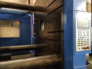 Máquina de Moldeo por Inyección JSW J1300E III de 1300 Toneladas, Marca Japonesa, Usada (en Existencia) - Product Image 3