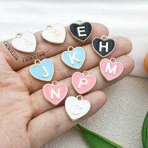 Pendentif breloque lettre alphabet <span class=keywords><strong>c</strong></span>œur double face en alliage de zinc émaillé rose Style 23278 A-Z pour la fabrication de bijoux DIY - Product Image 4