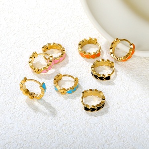 Pendientes de Aro Huggie de Acero Inoxidable con Corazón Esmaltado en Oro PVD de 18K, Joyería Personalizada al por Mayor para Mujer - Product Image 2