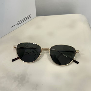 Gafas de Sol Ovaladas de Metal para Mujer Qianai, Montura Dorada, UV400, Ligeras, Tipo Ojo de Gato, Protección Solar 3 - Product Image 2