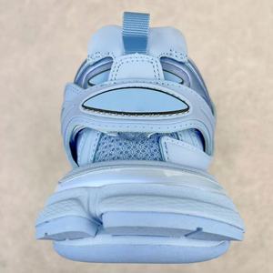 L'homme porte des baskets LED élégantes de la luxueuse marque de créateurs High Quality Fashionable Casual Shoes. - Product Image 6