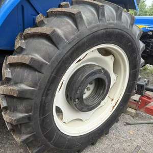 Trattore Agricolo Gommato New Holland 1304 Usato in Buone Condizioni con Motore da 130 CV e Contrappeso Anteriore a Prezzo Vantaggioso - Product Image 6