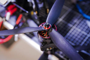 Hélice de drone noire à 3 pales en fibre de verre et nylon, haute performance, durable, 10 pouces, April International 1050-3, pour quadricoptère - Product Image 4