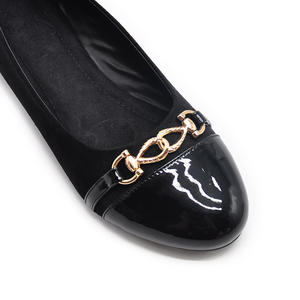 Escarpins en daim toucher velours d'été pour femmes talon bas sans lacet avec détail d'orteil en chaîne en métal noir/Beige tenue de bureau - Product Image 3